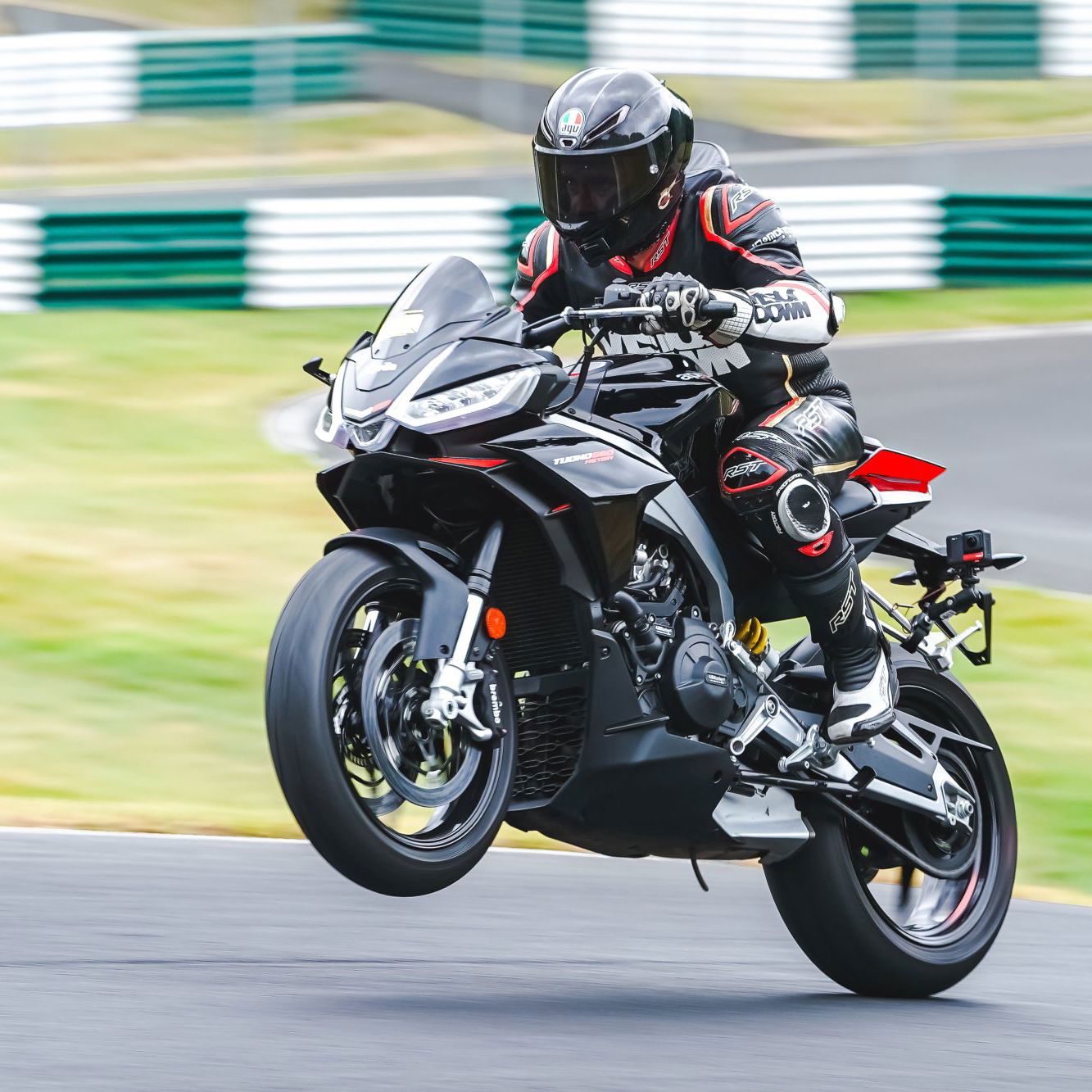 The Tuono 660 Factory wheelies over the mountain at Cadwell Park